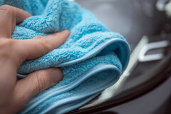 Microfibre cloth, ultra-fluffy polishing cloth, 40x40cm, 550 GSM, satin edge light blue detailmate