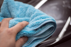 Microfibre cloth, ultra-fluffy polishing cloth, 40x40cm, 550 GSM, satin edge light blue detailmate