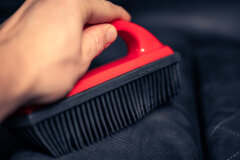 Brosse Spéciale - Brosse en caoutchouc avec poignée rouge