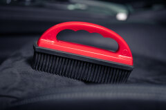 Brosse Spéciale - Brosse en caoutchouc avec poignée rouge